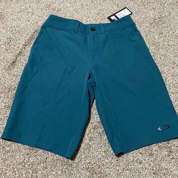 NWT Oakley Hybrid Short 5 Pockets Petrol Mens Size 28 Performance Fit NWT - Picture 1 of 7
